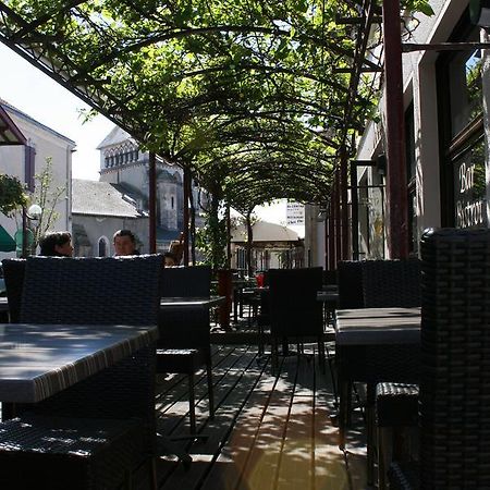 Hotel Restaurant Cousseau Parentis-en-Born Bagian luar foto
