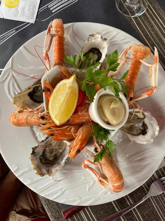Hotel Restaurant Cousseau Parentis-en-Born Bagian luar foto