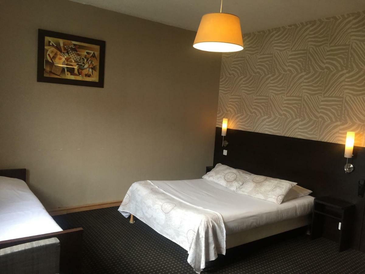 Hotel Restaurant Cousseau Parentis-en-Born Bagian luar foto